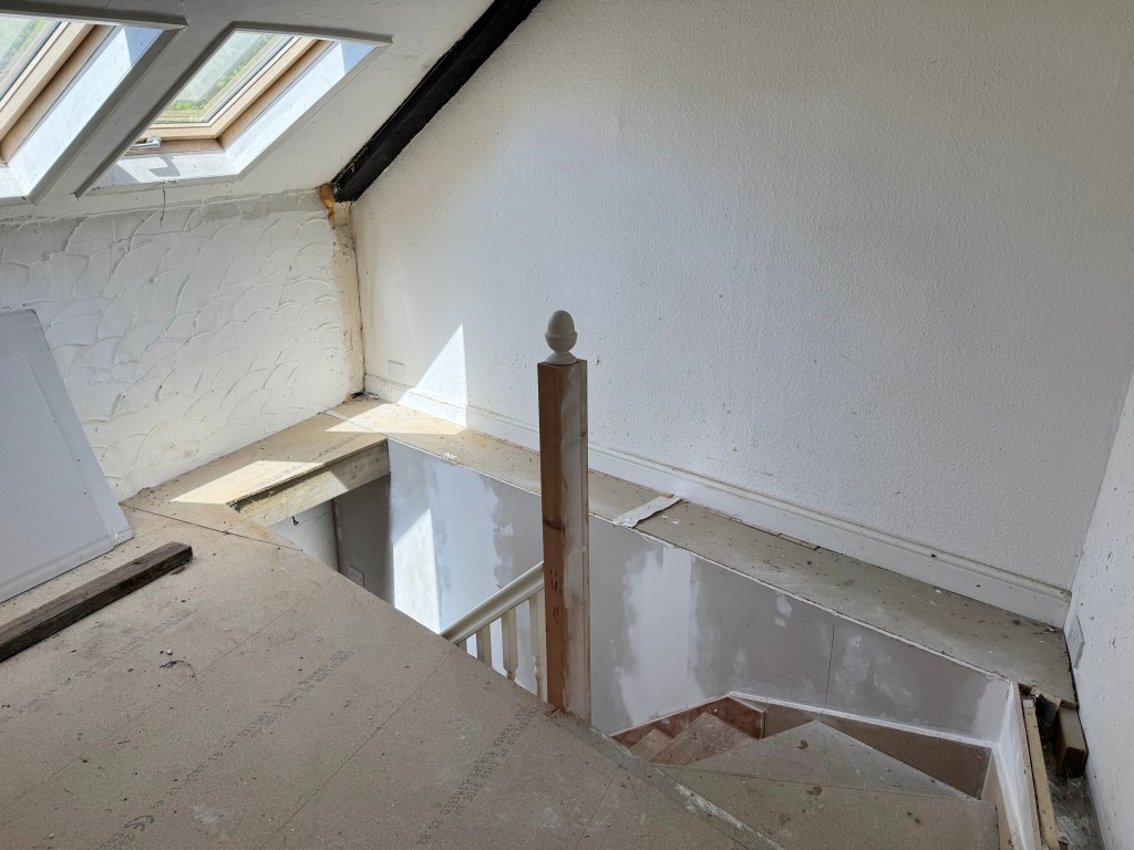 Lot: 179 - LEASEHOLD TOWN CENTRE COTTAGE FOR IMPROVEMENT WITH ADDITIONAL FREEHOLD LAND TO THE REAR - The First Floor Landing